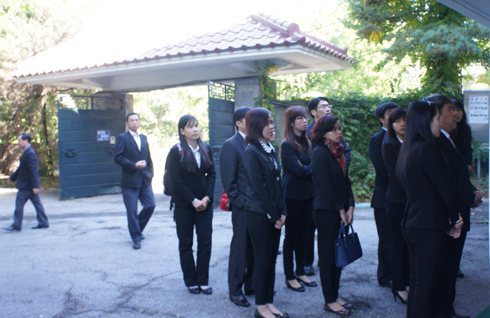 Xếp hàng chờ vào viếng Đại tướng. Ảnh: T.Đ