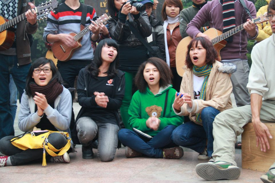 Các bạn nữ cất cao giọng hát 