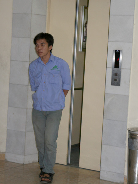 Canh phòng cần mật tại khu vực thang máy