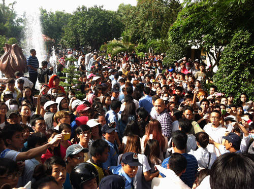 Tuy nhiên, đám đông nhanh chóng trở nên hỗn loạn khi đoàn đưa linh cữu có sự tham gia của nhiều người nổi tiếng tiến vào. Nhiểu kẻ gian cũng lợi dụng tang thương để móc túi tiền và điện thoại của những người tham dự, đặc biệt là các nghệ sĩ