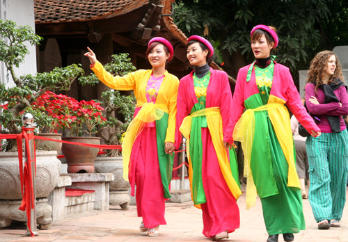 Diện mớ ba mớ bảy trẩy hội thơ