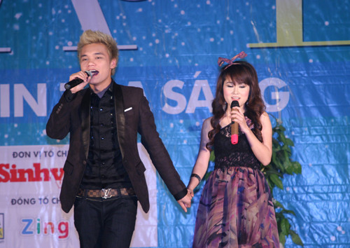 Ca sĩ Khắc Việt biểu diễn cùng Facelook 2010 Võ Thị Minh Hằng