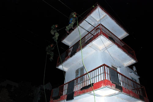 Vận động tấn công mục tiêu từ trên cao .....