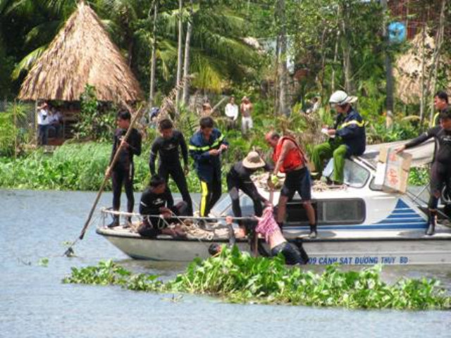 Cứu người bị nạn trên sông. Cứu người bị nạn trên sông. Ảnh: Cảnh sát giao thông đường thủy Hà Nội