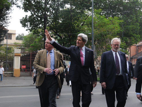 Vẫy tay chào người đi đường...