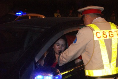 Không chỉ với tài xế nam, mà cả nữ cũng bị kiểm tra