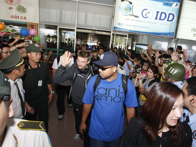 Nick trong vòng vây fans hâm mộ Việt Nam