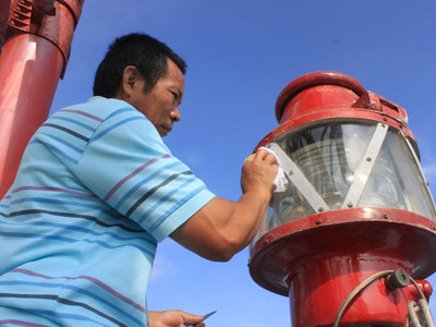 Lau chùi “mắt biển Trường Sa”. Theo anh Tiến: trong mọi hoàn cảnh, phải đảm bảo đèn biển Trường Sa luôn thắp sáng. Lau chùi “mắt biển Trường Sa”. Theo anh Tiến: trong mọi hoàn cảnh, phải đảm bảo đèn biển Trường Sa luôn thắp sáng