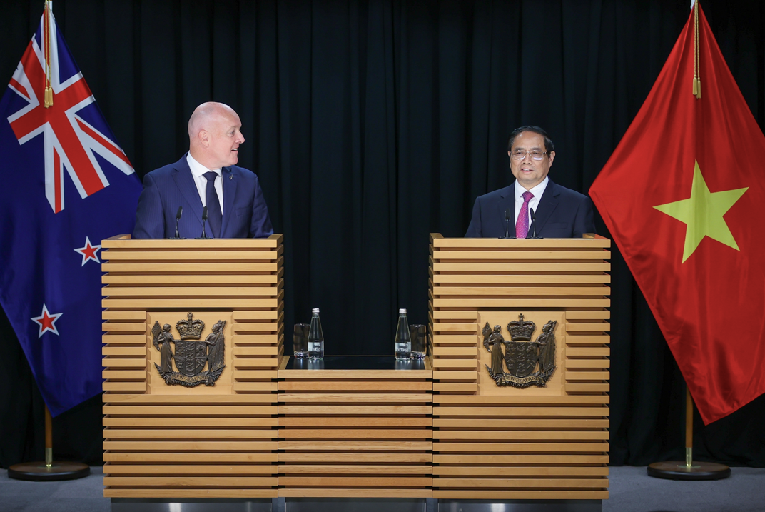 Thủ tướng Phạm Minh Chính và Thủ tướng New Zealand Christopher Luxon tại cuộc gặp báo chí sau hội đàm ngày 11/3. (Ảnh: Chinhphu.vn)