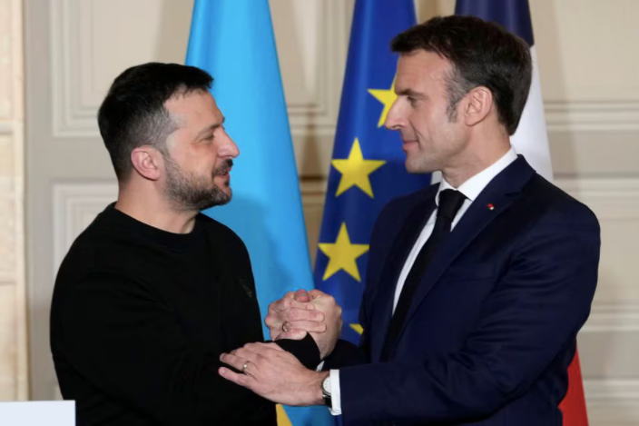 Tổng thống Pháp Emmanuel Macron đón người đồng cấp Ukraine Volodymir Zelensky tại Elysee Palace ngày 16/2. (Ảnh: Reuters)