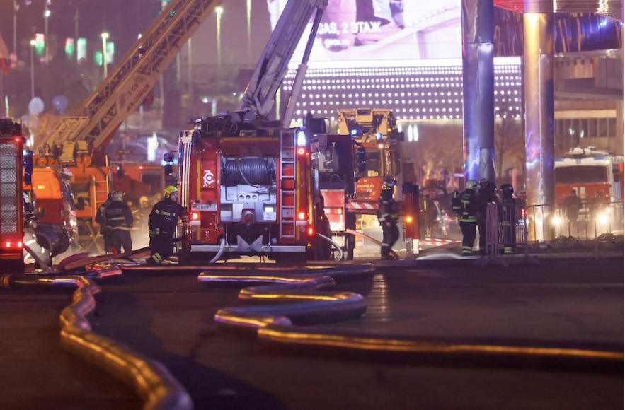 Lực lượng cứu hoả làm nhiệm vụ ở khu vực nhà hát Crocus City Hall sau vụ tấn công ngày 22/3. (Ảnh: Reuters)