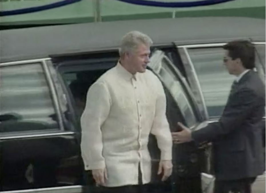 Tổng thống Bill Clinton đến dự thượng đỉnh APEC ở Manila tháng 11/1996. (Ảnh: Reuters) Tổng thống Bill Clinton đến dự thượng đỉnh APEC ở Manila tháng 11/1996. (Ảnh: Reuters)