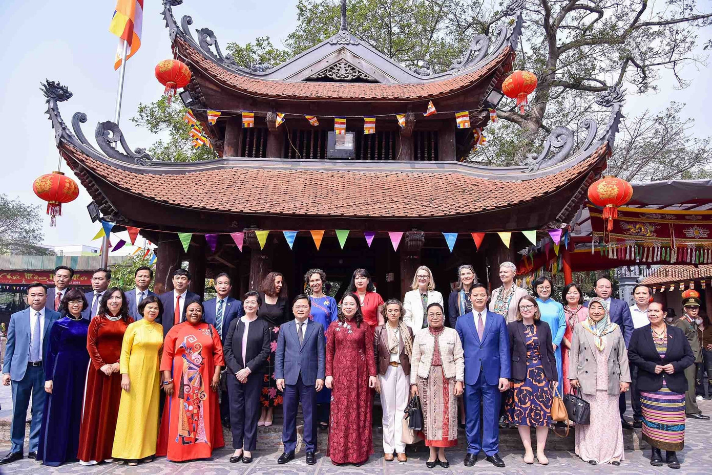 Phó Chủ tịch nước Võ Thị Ánh Xuân cùng các nữ đại sứ, trưởng đại diện các tổ chức quốc tế tại Việt Nam tại đình làng Đồng Kỵ, Từ Sơn. (Ảnh: Nhật Minh)