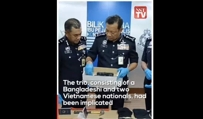 Cảnh sát Malaysia thu giữ tang vật là một khẩu súng sau vụ rượt đuổi và bắn chết 3 người đàn ông ̣(Ảnh: New Straitstimes)