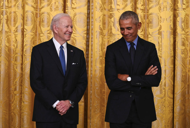 Tổng thống Mỹ Joe Biden và cựu Tổng thống Barack Obama. (Ảnh: NYT)