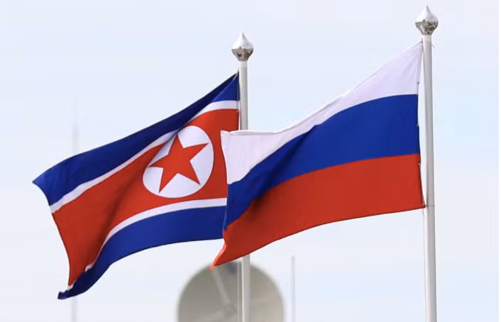 Quốc kỳ Nga và Triều Tiên. (Ảnh: Reuters)