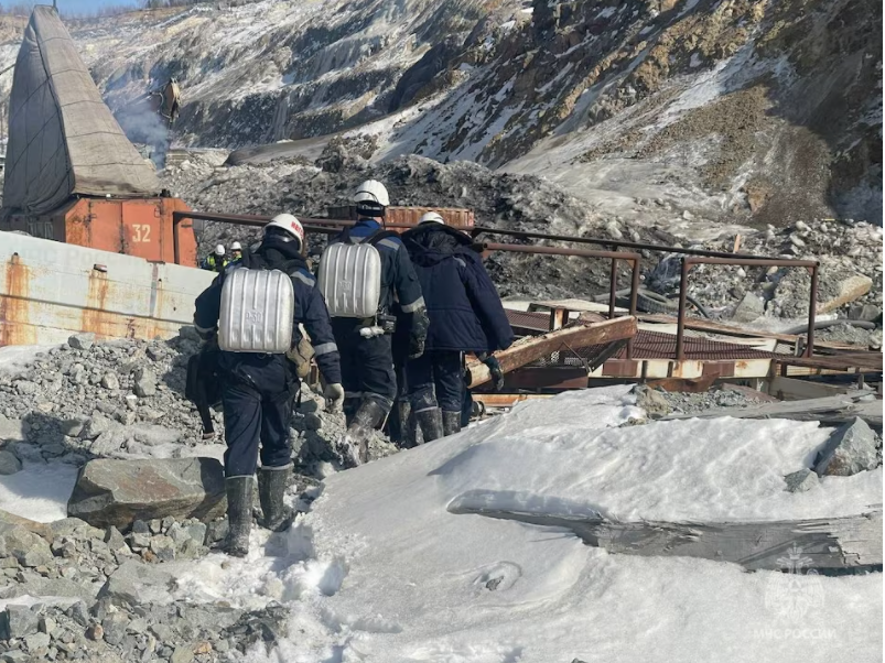 Lực lượng cứu hộ tham gia hoạt động tìm kiếm 13 thợ mỏ bị mắc kẹt trong mỏ vàng Pioneer sau một vụ đá rơi ở vùng Amur, Nga, ngày 21/3. (Ảnh: RIA)