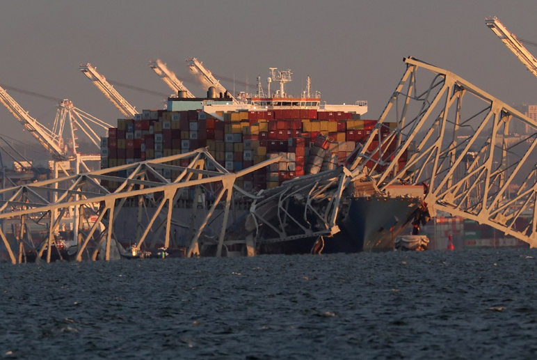 Con tàu hàng khổng lồ đâm vào cây cầu ở Baltimore ngày 26/3. (Ảnh: Getty) Con tàu hàng khổng lồ đâm vào cây cầu ở Baltimore ngày 26/3. (Ảnh: Getty)