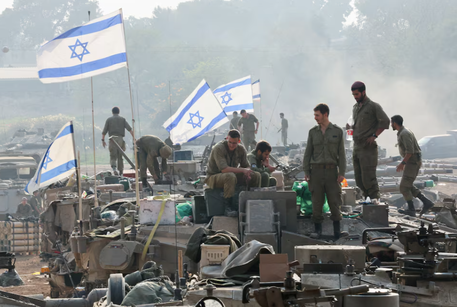 Lính Israel đứng trên xe tăng ở miền nam Israel ngày 1/1/2024. (Ảnh: Reuters) Lính Israel đứng trên xe tăng ở miền nam Israel ngày 1/1/2024. (Ảnh: Reuters)