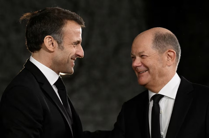 Tổng thống Pháp Emmanuel Macron (phải) và Thủ tướng Đức Olaf Scholz. (Ảnh: Reuters)