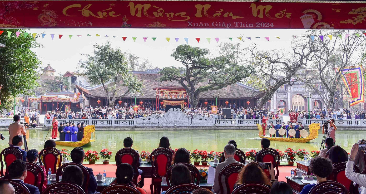 Phó Chủ tịch nước Võ Thị Ánh Xuân cùng các nữ đại sứ, trưởng đại diện các tổ chức quốc tế tại Việt Nam xem biểu diễn hát dân ca quan họ tại Từ Sơn, Bắc Ninh. (Ảnh: Nhật Minh)