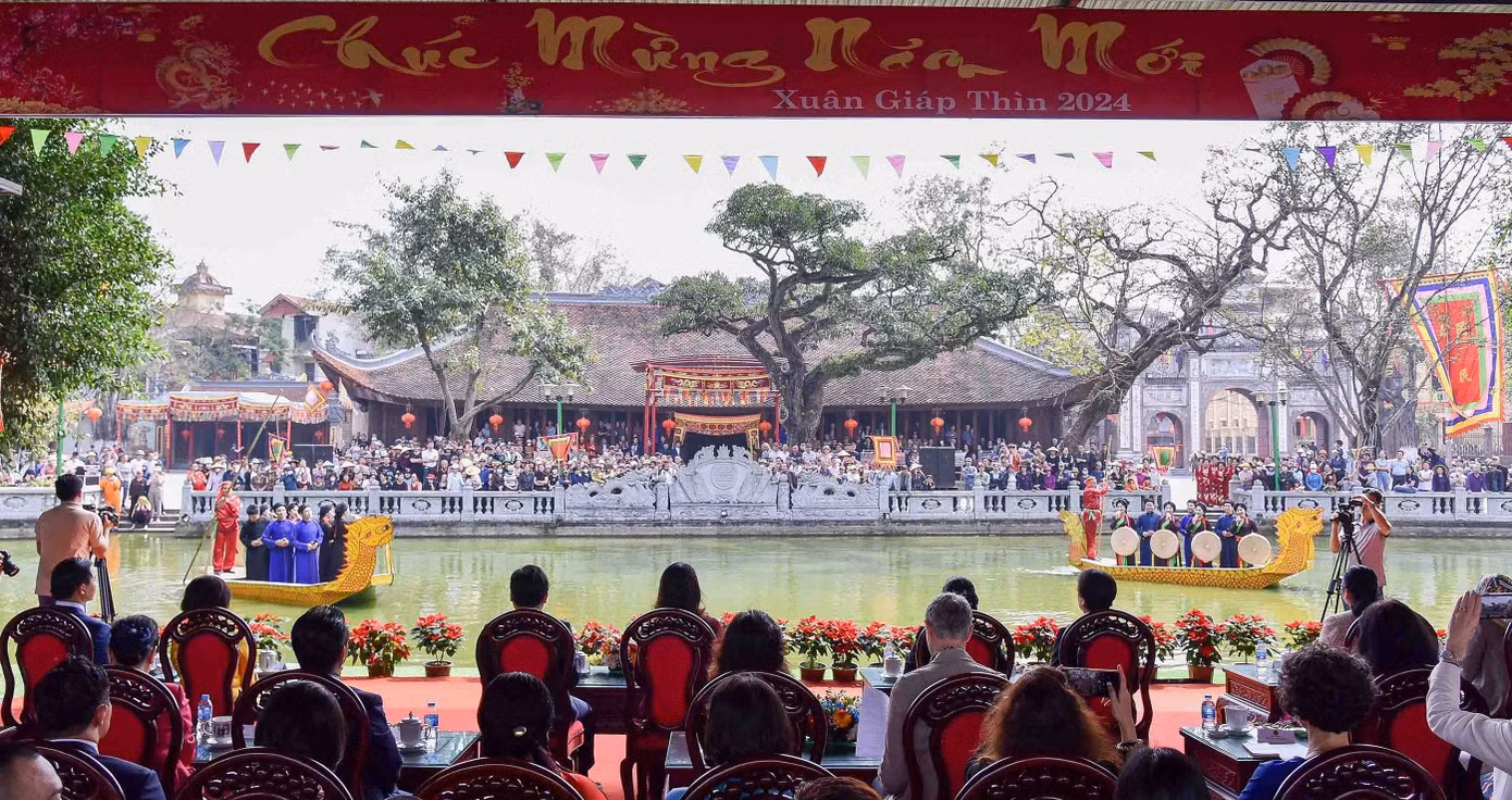 Phó Chủ tịch nước Võ Thị Ánh Xuân cùng các nữ đại sứ, trưởng đại diện các tổ chức quốc tế tại Việt Nam xem biểu diễn hát dân ca quan họ tại Từ Sơn, Bắc Ninh. (Ảnh: Nhật Minh)