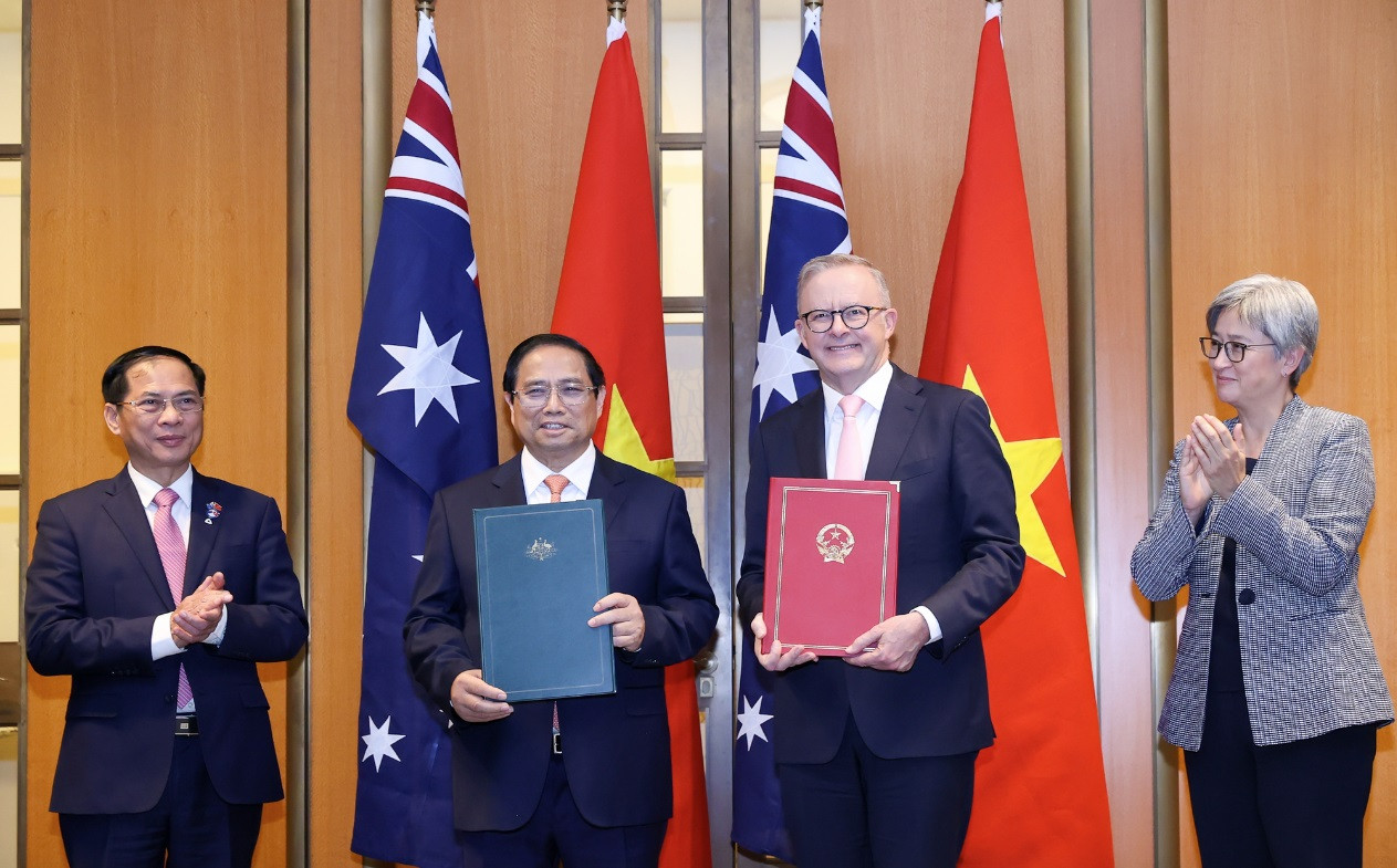 Thủ tướng Phạm Minh Chính và Thủ tướng Úc Anthony Albanese trao đổi tuyên bố về việc nâng cấp quan hệ hai nước lên Đối tác Chiến lược toàn diện. (Ảnh: VGP)