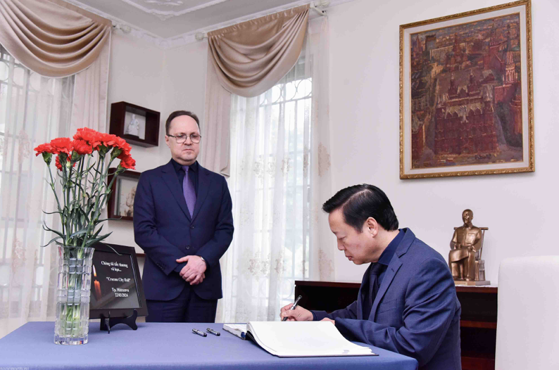 Phó Thủ tướng Trần Hồng Hà ghi sổ tang tưởng niệm các nạn nhân vụ khủng bố ở Nga ngày 22/3. (Ảnh: Nguyên Hồng)