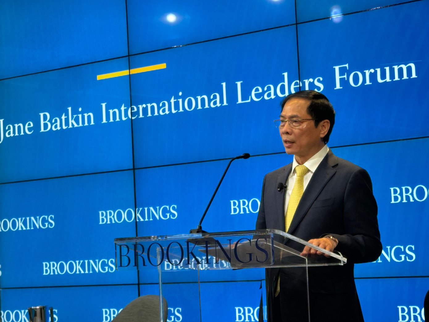 Bộ trưởng Bùi Thanh Sơn phát biểu tại Viện Brookings. (Ảnh: Mofa) Bộ trưởng Bùi Thanh Sơn phát biểu tại Viện Brookings. (Ảnh: Mofa)