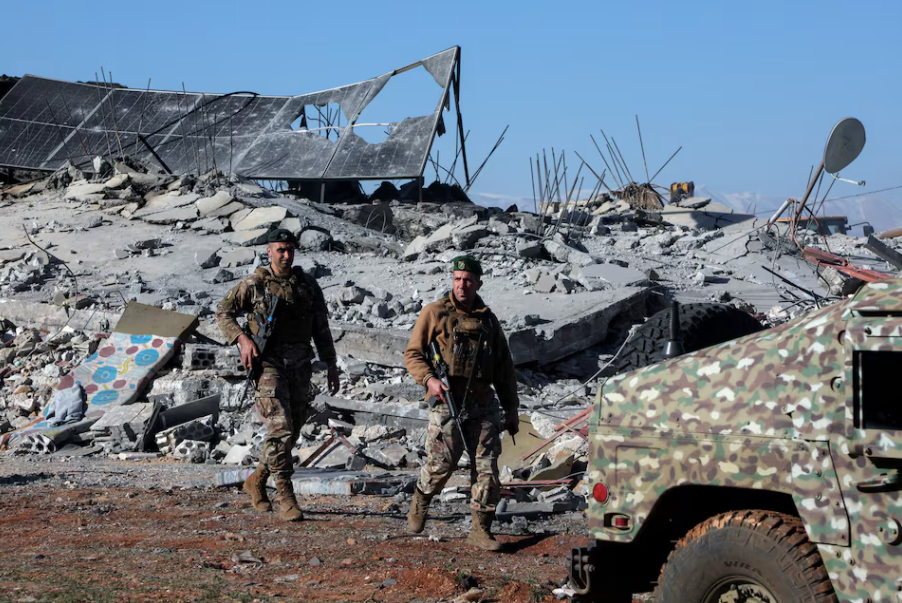 Lính Li-băng bảo vệ một địa điểm bị tấn công sau khi máy bay chiến đấu Israel không kích Thung lũng Bekaa, ngày 12/3. (Ảnh: Reuters) Lính Li-băng bảo vệ một địa điểm bị tấn công sau khi máy bay chiến đấu Israel không kích Thung lũng Bekaa, ngày 12/3. (Ảnh: Reuters)