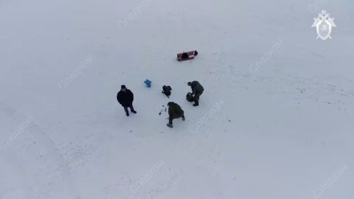 Các thanh tra kiểm tra khu vực chiếc máy bay Ilyushin Il-76 của Nga rơi xuống. (Ảnh: Reuters)