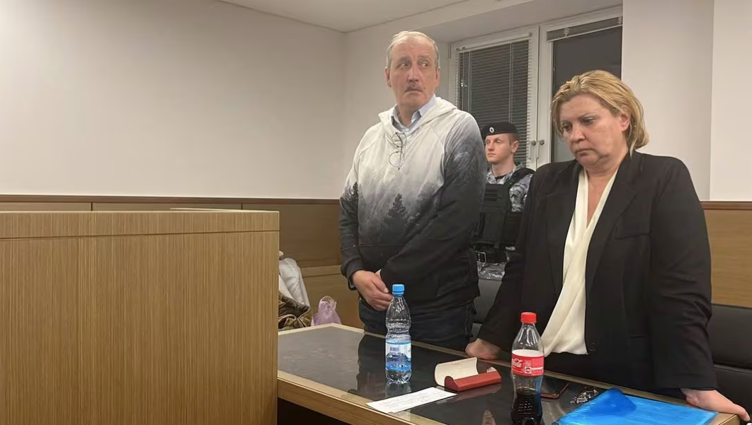 Sergei Sokolov, biên tập viên của tờ báo độc lập Novaya Gazeta, hầu toà ở Mátxcơva ngày 29/2. (Ảnh: Reuters)