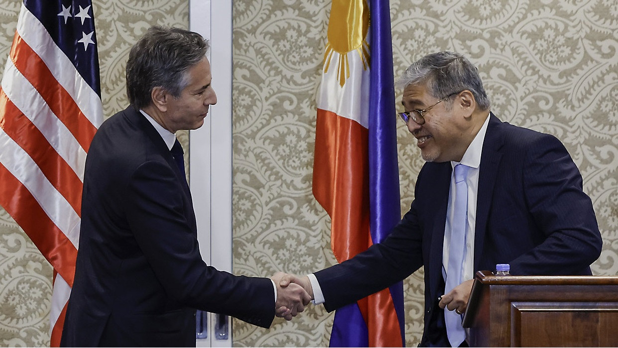 Ngoại trưởng Mỹ Antony Blinken bắt tay người đồng cấp Philippines Enrique Manalo, ngày 19/3. (Ảnh: AP) Ngoại trưởng Mỹ Antony Blinken bắt tay người đồng cấp Philippines Enrique Manalo, ngày 19/3. (Ảnh: AP)