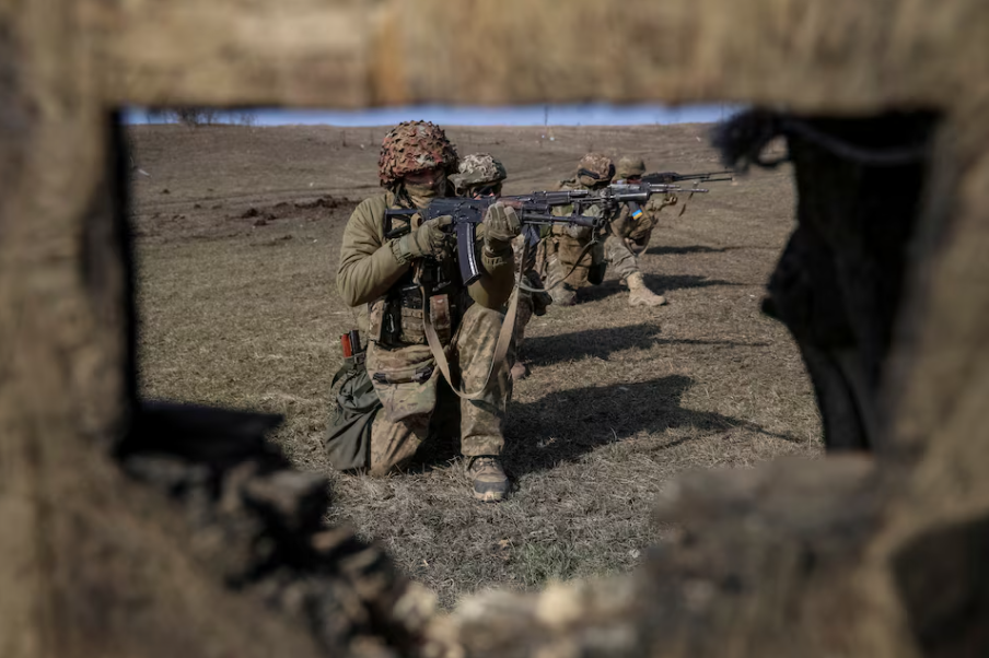 Lính Ukraine thuộc lữ đoàn 79 tham gia huấn luyện ở Donetsk 4/3. (Ảnh: Reuters)