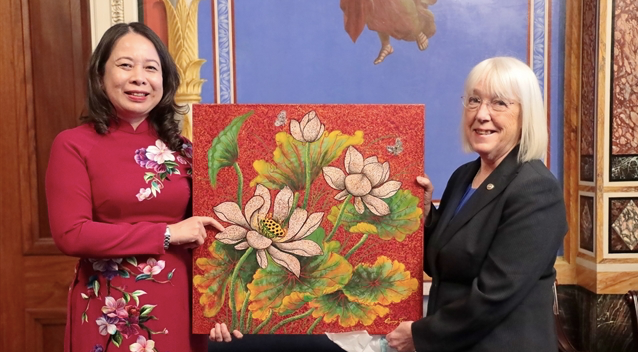 Phó Chủ tịch nước Võ Thị Ánh Xuân tặng tranh cho Chủ tịch thường trực Thượng viện Mỹ Patty Murray. (Ảnh: VNA) Phó Chủ tịch nước Võ Thị Ánh Xuân tặng tranh cho Chủ tịch thường trực Thượng viện Mỹ Patty Murray. (Ảnh: VNA)