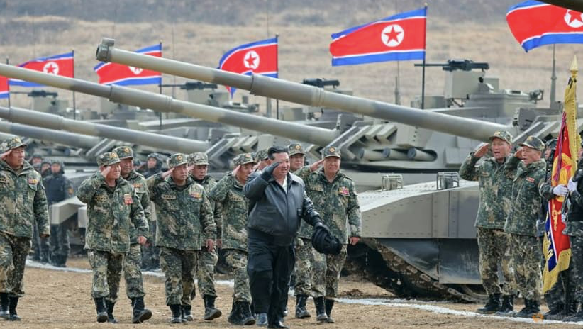 Ông Kim cùng các sĩ quan và binh lính trong cuộc trình diễn sức mạnh của các đơn vị xe tăng. (Ảnh: KCNA) Ông Kim cùng các sĩ quan và binh lính trong cuộc trình diễn sức mạnh của các đơn vị xe tăng. (Ảnh: KCNA)