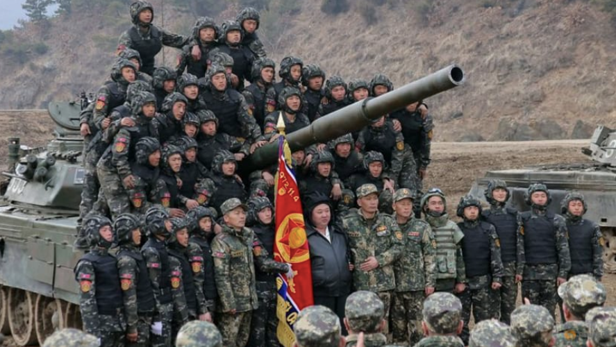 Nhà lãnh đạo Triều Tiên chụp ảnh cùng các sĩ quan và binh lính trước một chiếc xe tăng. (Ảnh: KCNA) Nhà lãnh đạo Triều Tiên chụp ảnh cùng các sĩ quan và binh lính trước một chiếc xe tăng. (Ảnh: KCNA)