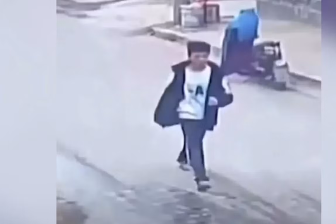 Hình ảnh cuối cùng của cậu bé Wang được camera an ninh ghi lại. (Ảnh: The Paper) Hình ảnh cuối cùng của cậu bé Wang được camera an ninh ghi lại. (Ảnh: The Paper)