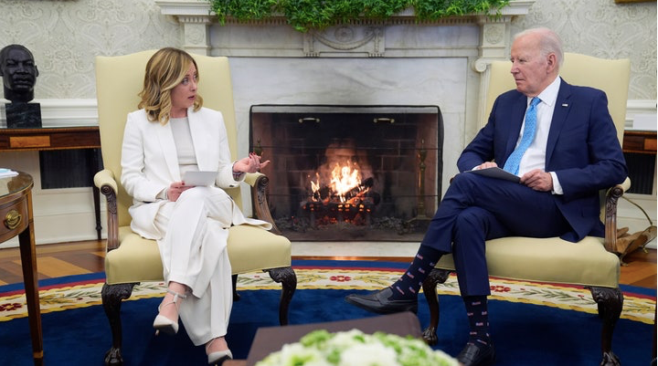 Tổng thống Mỹ Joe Biden trong cuộc gặp Thủ tướng Ý Giorgia Meloni tại Phòng Bầu dục, ngày 1/3. (Ảnh: AP)