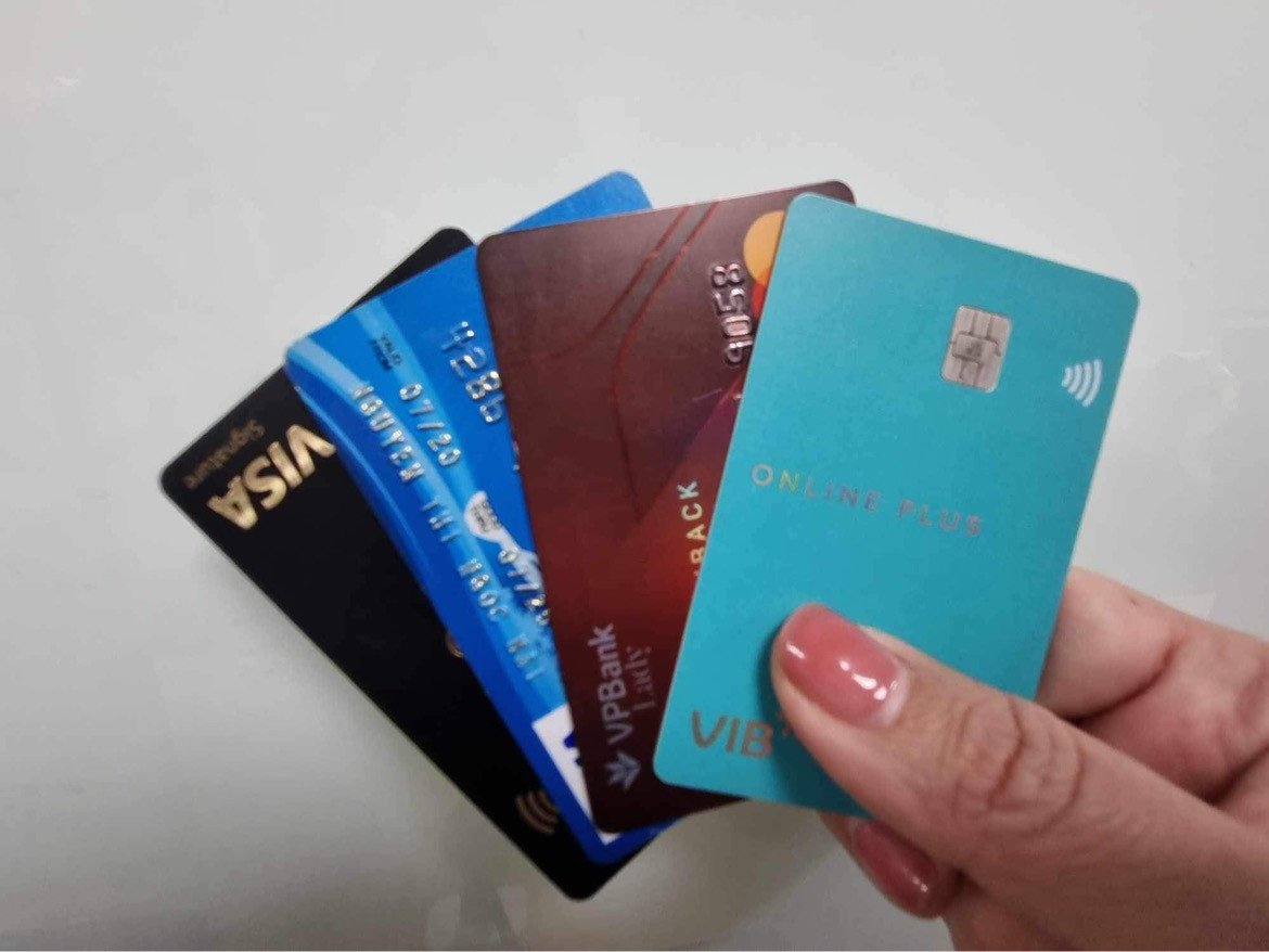 Ngân hàng Nhà nước yêu cầu tổ chức tín dụng đảm bảo các loại phí, lãi suất, phương pháp tính lãi đối với từng loại thẻ tuân thủ đúng quy định (ảnh: Ngọc Mai). Ngân hàng Nhà nước yêu cầu tổ chức tín dụng đảm bảo các loại phí, lãi suất, phương pháp tính lãi đối với từng loại thẻ tuân thủ đúng quy định (ảnh: Ngọc Mai).