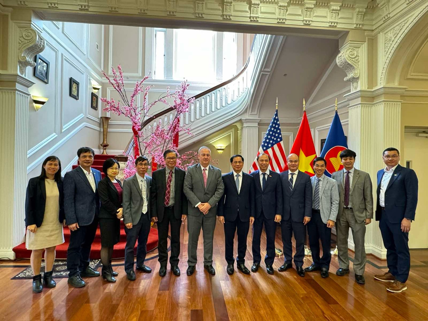 Bộ trưởng Bùi Thanh Sơn trong cuộc tiếp Phó Hiệu trưởng Đại học bang Arizona Jeffrey Goss. (Ảnh: Mofa) Bộ trưởng Bùi Thanh Sơn trong cuộc tiếp Phó Hiệu trưởng Đại học bang Arizona Jeffrey Goss. (Ảnh: Mofa)