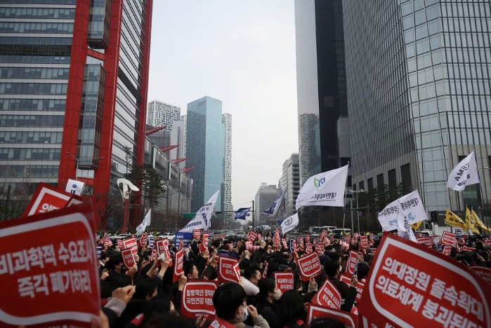 Cuộc biểu tình của các bác sĩ Hàn Quốc ở thủ đô Seoul ngày 3/3. (Ảnh: Reuters)