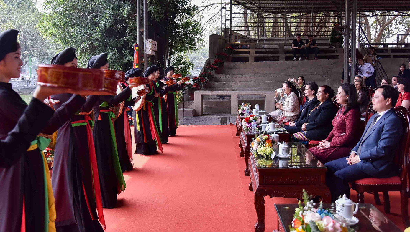 Phó Chủ tịch nước Võ Thị Ánh Xuân cùng các nữ đại sứ, trưởng đại diện các tổ chức quốc tế tại Việt Nam xem biểu diễn hát dân ca quan họ tại Từ Sơn, Bắc Ninh. (Ảnh: Nhật Minh)