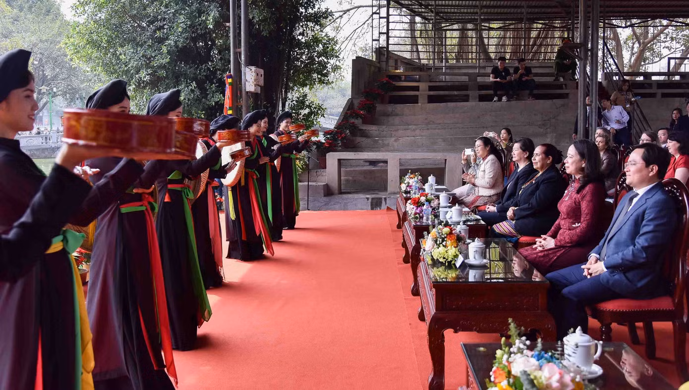 Phó Chủ tịch nước Võ Thị Ánh Xuân cùng các nữ đại sứ, trưởng đại diện các tổ chức quốc tế tại Việt Nam xem biểu diễn hát dân ca quan họ tại Từ Sơn, Bắc Ninh. (Ảnh: Nhật Minh)