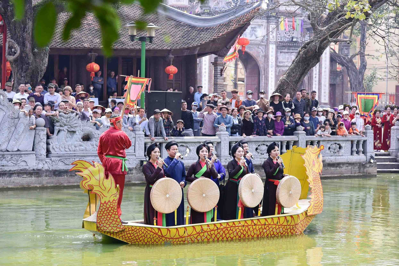 Phó Chủ tịch nước Võ Thị Ánh Xuân cùng các nữ đại sứ, trưởng đại diện các tổ chức quốc tế tại Việt Nam xem biểu diễn hát dân ca quan họ tại Từ Sơn, Bắc Ninh. (Ảnh: Nhật Minh)