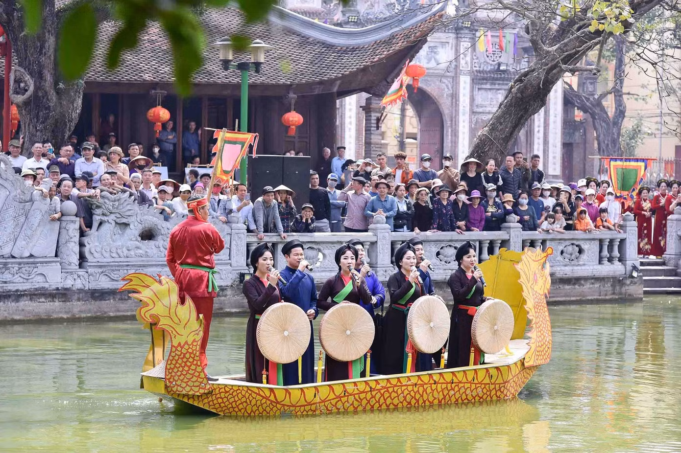 Phó Chủ tịch nước Võ Thị Ánh Xuân cùng các nữ đại sứ, trưởng đại diện các tổ chức quốc tế tại Việt Nam xem biểu diễn hát dân ca quan họ tại Từ Sơn, Bắc Ninh. (Ảnh: Nhật Minh)