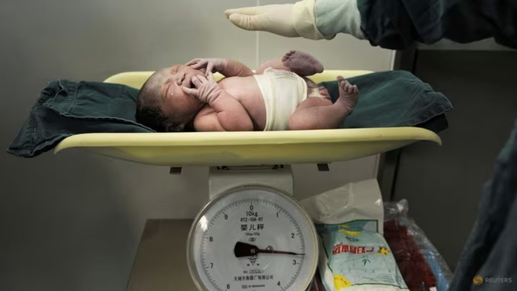 Một trẻ sơ sinh được cân sau khi chào đời tại bệnh viện thành phố Hợp Phì, tỉnh An Huy, ngày 31/10/2011. (Ảnh: Reuters) Một trẻ sơ sinh được cân sau khi chào đời tại bệnh viện thành phố Hợp Phì, tỉnh An Huy, ngày 31/10/2011. (Ảnh: Reuters)