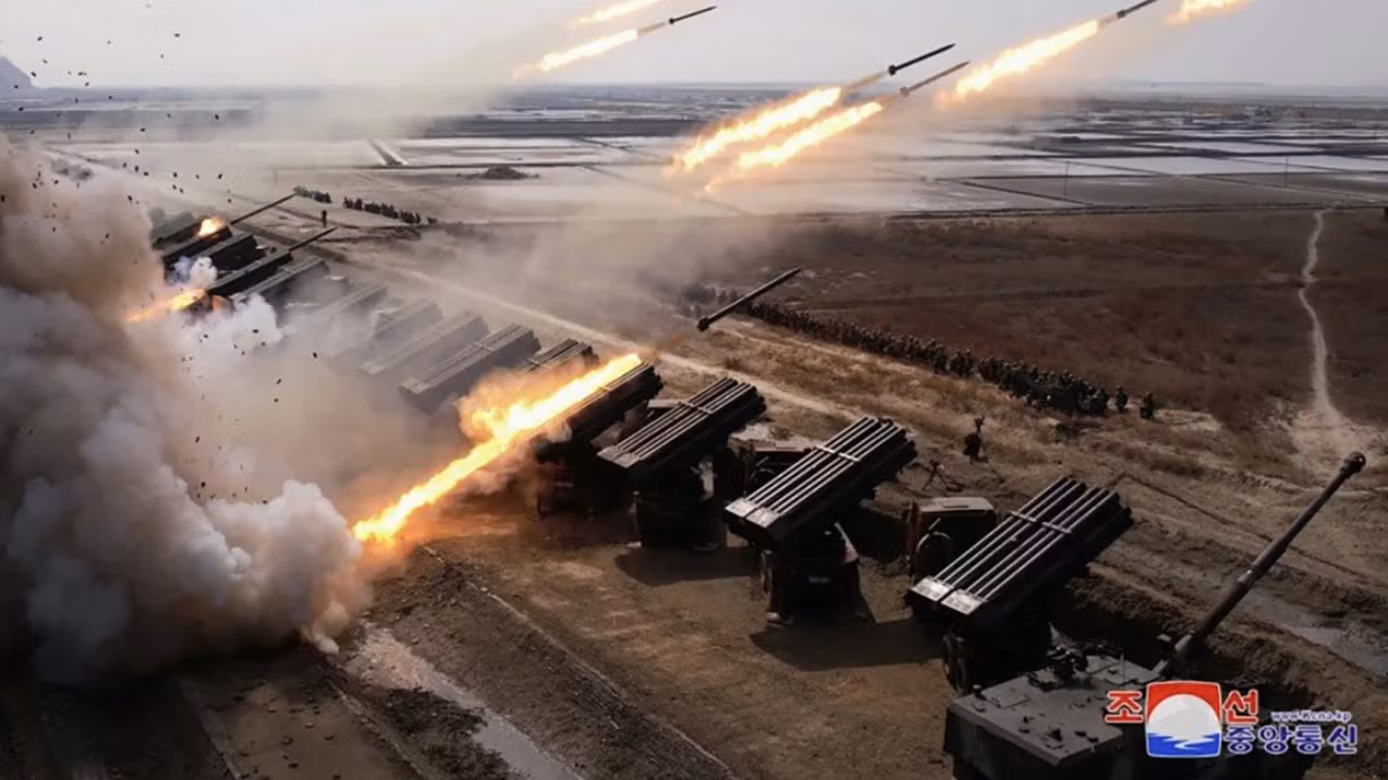 Dàn pháo tầm xa của Triều Tiên trong cuộc tập trận ngày 7/3. (Ảnh: KCNA)