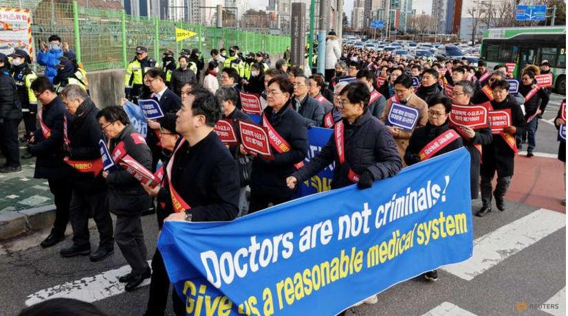 Hàng vạn bác sĩ Hàn Quốc tiếp tục xuống đường, bất chấp cảnh báo của chính phủ. (Ảnh: Reuters) Hàng vạn bác sĩ Hàn Quốc tiếp tục xuống đường, bất chấp cảnh báo của chính phủ. (Ảnh: Reuters)