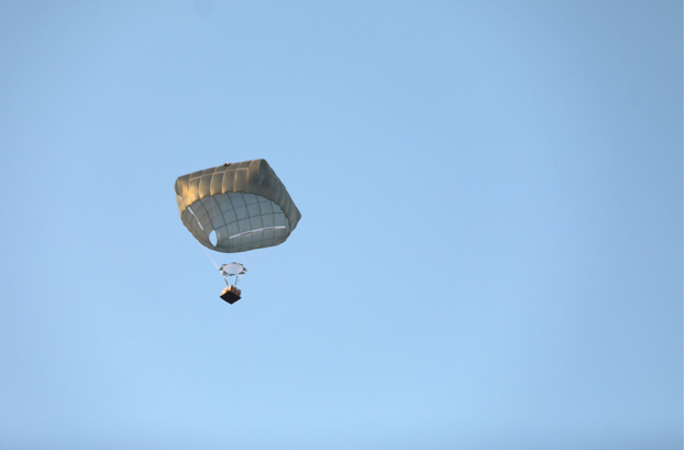 Một gói hàng cứu trợ được máy bay Mỹ thả xuống Dải Gaza bằng dù. (Ảnh: Reuters)